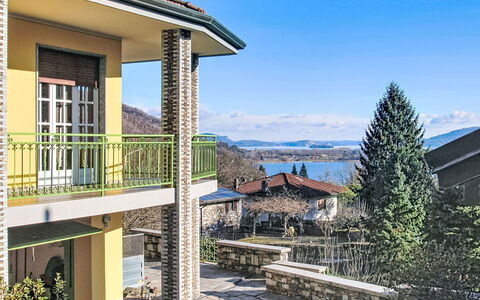 Le Radici: Woongebied, Facade, Architectuur, Huis, Balkon, Veranda, Landgoed, Villa, Schaduw, Leuning