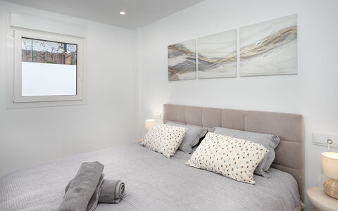 Cala Serena Village: Bed, Meubilair, Slaapkamer, Interieur Ontwerp, Bedding, Laken, Hout, Linens, Plafond, Kamer