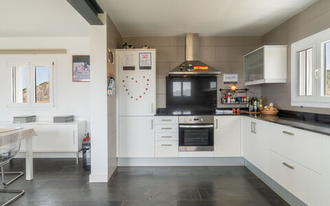 Sa Blanca: Keuken, Countertop, Toestel Van De Keuken, Interieur Ontwerp, Flooring, Cabinetry, Meubilair, Major Appliance, Plafond, Verdieping