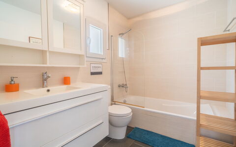 Sa Blanca: Flooring, Interieur Ontwerp, Badkamer, Loodgieterswerkinrichting, Verdieping, Badkamerkast, Wastafel In De Badkamer, Loodgieter, Kraan, Wastafel
