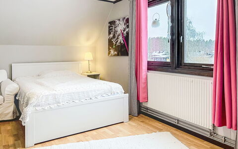 Villa Daniel: Bed, Meubilair, Interieur Ontwerp, Slaapkamer, Bedding, Laken, Verdieping, Flooring, Hout, Plafond