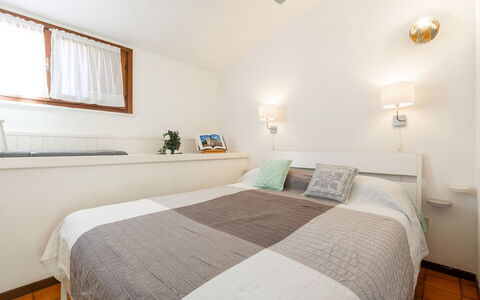 Casetta nel Blu: Bed, Meubilair, Interieur Ontwerp, Slaapkamer, Muur, Verdieping, Flooring, Plafond, Hout, Kamer