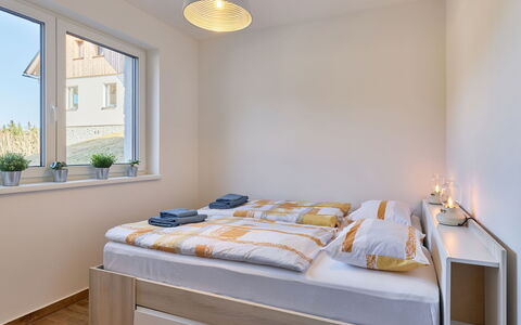 Sunny Terrace Oasis: Bed, Slaapkamer, Interieur Ontwerp, Hout, Meubilair, Bedding, Laken, Kamer, Flooring, Verdieping