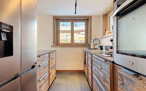 Chalet Shangri-La: Keuken, Countertop, Cabinetry, Hout, Flooring, Toestel Van De Keuken, Meubilair, Major Appliance, Huishoudapparatuur, Interieur Ontwerp