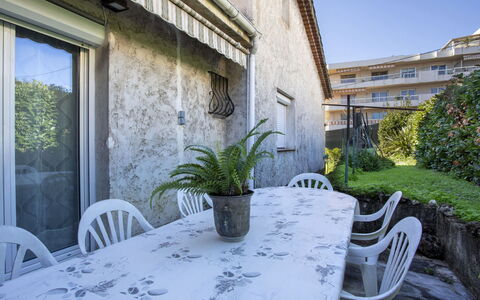 Maison Valensole: Buitenmeubels, Schaduw, Bloempot, Tuin, Stoel, Balkon, Kamerplant, Beton, Werf, Buitentafel