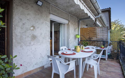 Maison Valensole: Meubilair, Buitenmeubels, Bloempot, Stoel, Buitentafel, Kamerplant, Backyard, Balkon, Schaduw, Keuken En Eettafel