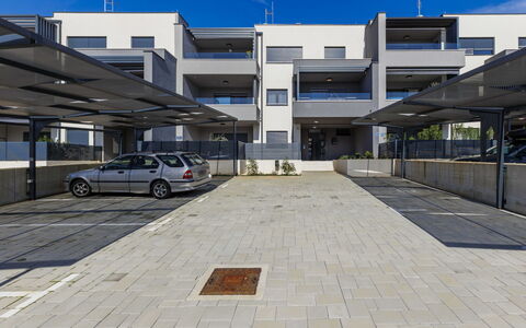 Vesna: Stedelijk Ontwerp, Samengesteld Materiaal, Appartement, Parking, Condominium, Schaduw, Brutalisme, Aluminium, Staal, Balkon
