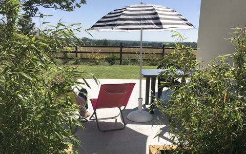 Mahionias'S Cottage: Paraplu, Meubilair, Buitenmeubels, Stoel, Schaduw, Tuin, Buitentafel, Werf, Ontwerp, Backyard