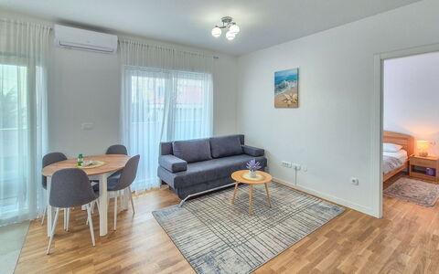 Marija: Flooring, Interieur Ontwerp, Verdieping, Plafond, Kamer, Meubilair, Houten Vloer, Appartement, Bankstel, Woonkamer