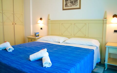 Residence Villarosa Pool and Beach: Meubilair, Flooring, Verdieping, Zwembad, Toevlucht, Stoel, Hotel, Slaapkamer, Bed Frame, Bed