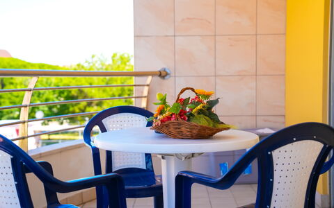 Residence Villarosa Pool and Beach: Meubilair, Buitenmeubels, Stoel, Balkon, Buitentafel, Armleuning, Koffietafel, Eco Hotel