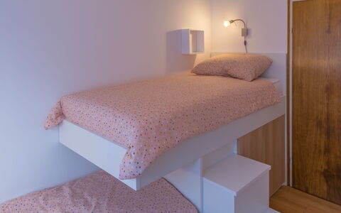 Holyday Home Midas: Bed, Meubilair, Slaapkamer, Interieur Ontwerp, Muur, Laken, Bedding, Verdieping, Hout, Linens