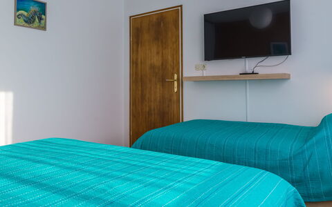 Holyday Home Midas: Meubilair, Interieur Ontwerp, Bed, Verdieping, Slaapkamer, Flooring, Hout, Bedding, Laken, Kamer
