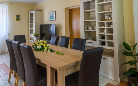 Holyday Home Midas: Meubilair, Flooring, Interieur Ontwerp, Hout, Tafel, Verdieping, Keuken En Eettafel, Stoel, Eetkamer, Kamer