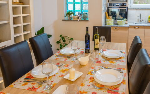 Holyday Home Midas: Meubilair, Interieur Ontwerp, Tableware, Tafel, Stoel, Eetkamer, Keuken En Eettafel, Flooring, Verlichting, Tafelkleed