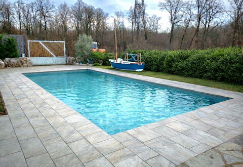 Holyday Home Midas: Zwembad, Flooring, Tegel, Samengesteld Materiaal, Flagstone, Waterpartij, Tuin, Beton, Landscaping, Ontwerp