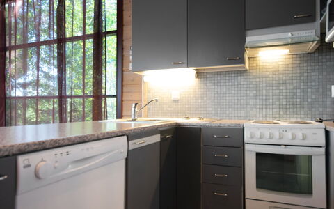 Tiirinniemi 27 a: Keuken, Countertop, Toestel Van De Keuken, Gootsteen, Cabinetry, Major Appliance, Flooring, Interieur Ontwerp, Hout, Meubilair