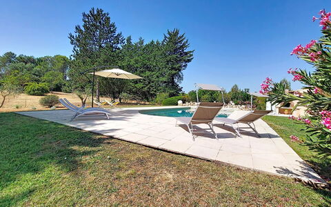 La Maisonnette: Tuin, Zwembad, Schaduw, Gazon, Landscaping, Backyard, Werf, Toevlucht, Flagstone