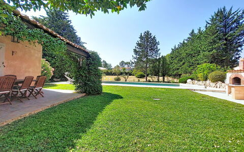 La Maisonnette: Boom, Gras, Tuin, Struik, Landschap, Gazon, Land Lot, Groundcover
