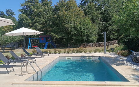 Villa Križanci: Zwembad, Toevlucht, Buitenmeubels, Samengesteld Materiaal, Schaduw, Tuin, Waterpartij, Landscaping, Paraplu, Backyard