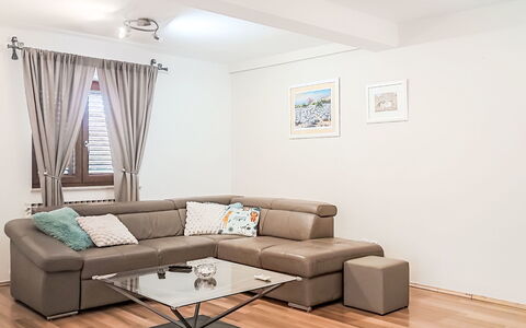 Villa Križanci: Meubilair, Flooring, Interieur Ontwerp, Verdieping, Hout, Bankstel, Tafel, Huis, Woonkamer, Houten Vloer