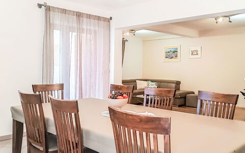Villa Križanci: Meubilair, Interieur Ontwerp, Flooring, Verdieping, Tafel, Hout, Keuken En Eettafel, Plafond, Eetkamer, Stoel