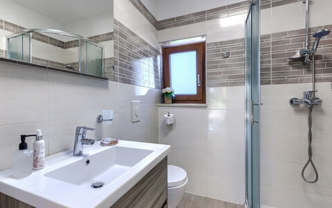 Villa Križanci: Badkamer, Loodgieterswerkinrichting, Flooring, Wastafel, Interieur Ontwerp, Wastafel In De Badkamer, Verdieping, Kraan, Badkamerkast, Spiegel
