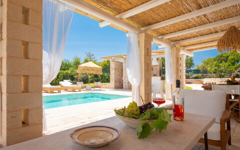 Trulli Valle D'Itria - Martina Franca: Buitenmeubels, Zwembad, Toevlucht, Stoel, Schaduw, Landgoed, Patio, Ontwerp, Paraplu, Villa
