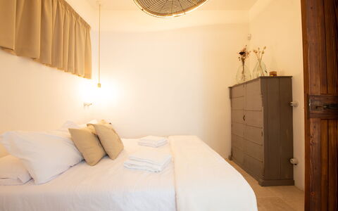 Trulli Valle D'Itria - Martina Franca: Bed, Slaapkamer, Muur, Interieur Ontwerp, Laken, Bedding, Hout, Plafond, Meubilair, Kamer