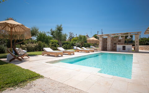 Trulli Valle D'Itria - Martina Franca: Zwembad, Toevlucht, Buitenmeubels, Schaduw, Flagstone, Landgoed, Landscaping, Paraplu, Eco Hotel, Tuin