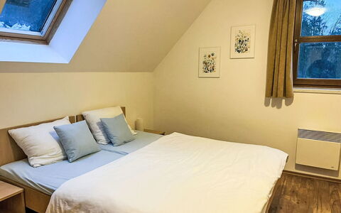 Green Valley Park Stárkov 21: Bed, Interieur Ontwerp, Slaapkamer, Muur, Verdieping, Hout, Flooring, Laken, Meubilair, Bedding