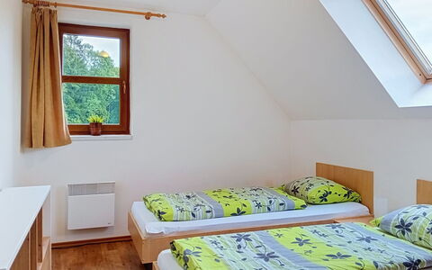 Green Valley Park Stárkov 21: Slaapkamer, Bed, Flooring, Verdieping, Interieur Ontwerp, Bedding, Kamer, Laken, Bed Frame, Hardwood