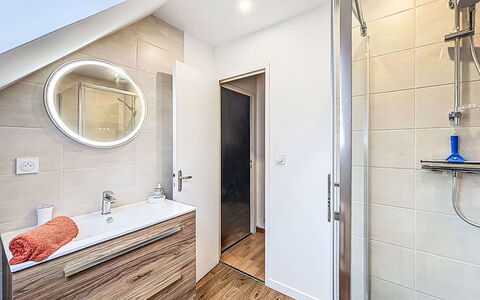 Maison des Mésanges: Flooring, Verdieping, Hout, Loodgieterswerkinrichting, Interieur Ontwerp, Badkamerkast, Badkamer, Loodgieter, Kraan, Wastafel