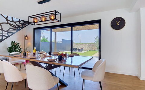Ty Béthanie: Meubilair, Interieur Ontwerp, Flooring, Muur, Tafel, Lichte Inrichting, Stoel, Eetkamer, Verdieping, Hout