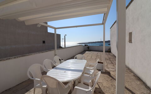 Giulia: Samengesteld Materiaal, Schaduw, Buitenmeubels, Balkon, Stoel, Outdoor Structuur, Pergola, Daylighting, Dek, Penthouse