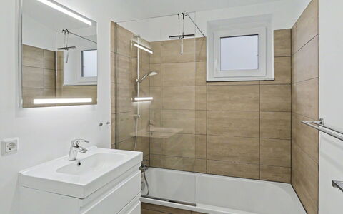 Haus Kiebitz (197): Badkamer, Flooring, Loodgieterswerkinrichting, Verdieping, Interieur Ontwerp, Bad, Loodgieter, Kraan, Wastafel, Badkamerkast