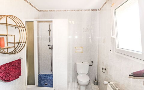 Roca Mas Mato: Muur, Flooring, Wc Bril, Verdieping, Toilet, Loodgieterswerkinrichting, Badkamer, Interieur Ontwerp, Loodgieter, Tegel