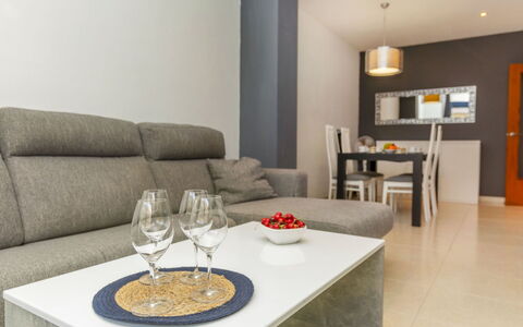 Solymar: Meubilair, Flooring, Interieur Ontwerp, Hout, Verdieping, Kamer, Huis, Cabinetry, Woonkamer, Televisie