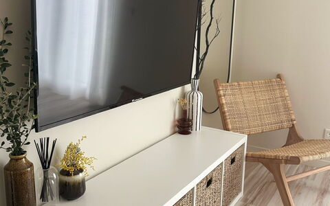 Tarabucetta: Meubilair, Interieur Ontwerp, Flooring, Verdieping, Woonkamer, Televisie, Stellingen, Kamer, Televisietoestel, Bankstel