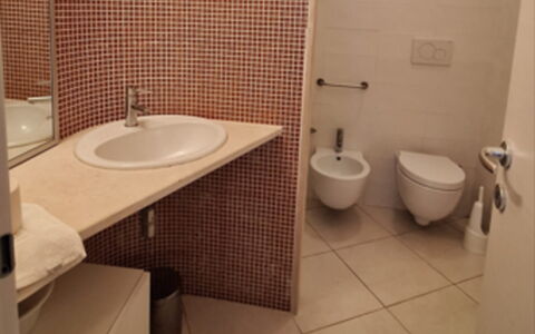Rocciarossa: Badkamer, Muur, Loodgieterswerkinrichting, Wastafel In De Badkamer, Flooring, Verdieping, Interieur Ontwerp, Toilet, Wc Bril, Loodgieter