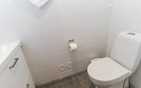 Saajomaja: Wc Bril, Toilet, Badkamer, Flooring, Loodgieterswerkinrichting, Verdieping, Interieur Ontwerp, Loodgieter, Tegel, Wastafel