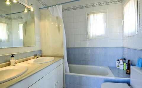 Cortijo Cabrera: Badkamer, Wastafel In De Badkamer, Loodgieterswerkinrichting, Flooring, Wastafel, Verdieping, Interieur Ontwerp, Kraan, Badkamerkast, Loodgieter