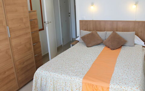 Turia Playa: Slaapkamer, Bed, Kamer, Meubilair, Laken, Eigendom, Bedding, Matras, Interieur Ontwerp, Verdieping