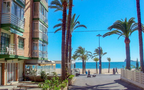 Turia Playa: Lucht, Water, Gebouw, Fabriek, Dag, Azure, Boom, Arecales, Schaduw, Strand