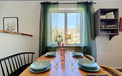 Skolhuset: Meubilair, Interieur Ontwerp, Hout, Verlichting, Textiel, Tafel, Flooring, Eetkamer, Lichte Inrichting, Plafond