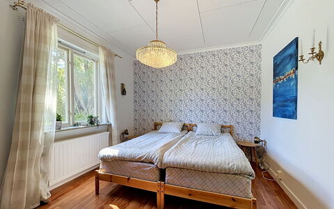 Skolhuset: Bed, Interieur Ontwerp, Slaapkamer, Flooring, Verdieping, Bedding, Laken, Hout, Meubilair, Plafond