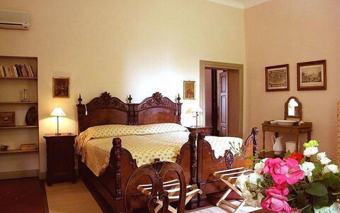 Villa Castellani: Meubilair, Interieur Ontwerp, Bed, Slaapkamer, Hout, Kamer, Flooring, Laken, Bedding, Verdieping