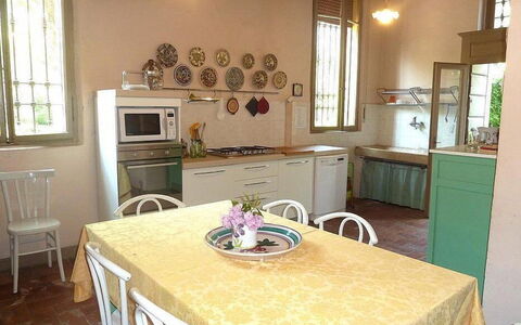 Villa Castellani: Meubilair, Interieur Ontwerp, Flooring, Hout, Tafel, Keuken, Verdieping, Kamer, Keuken En Eettafel, Toestel Van De Keuken