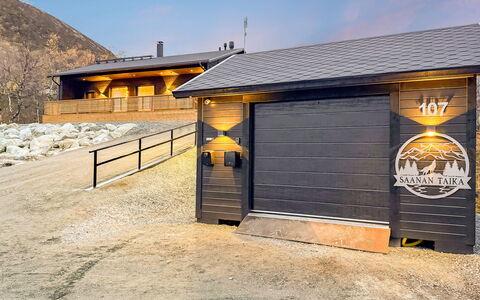 Saanan Taika: Hout, Deur, Siding, Helling, Verblijf, Garagedeur, Freezing, Garage, Winter, Oprit
