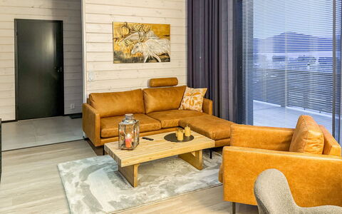 Saanan Taika: Meubilair, Bankstel, Interieur Ontwerp, Flooring, Hout, Verdieping, Woonkamer, Appartement, Houten Vloer, Kamer